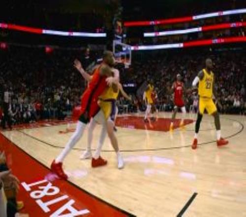 一級惡意！杜蘭特被里夫斯貼身包夾怒推一把裁判回看后升級