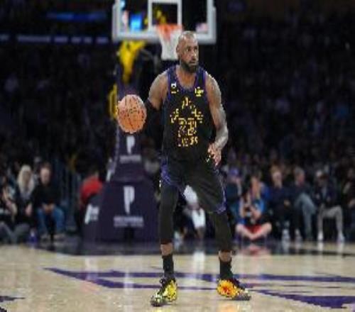 詹姆斯：打完掘金后坐飛機(jī)來(lái)休斯敦有點(diǎn)累昨晚睡了9個(gè)半小時(shí)