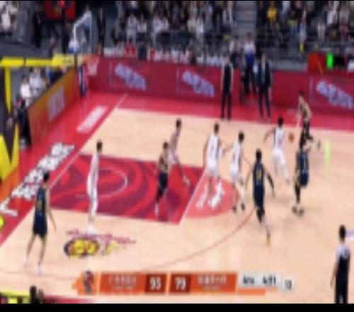 終于得分了！比賽還剩最后4分半胡明軒突破拋投造成犯規(guī)獲兩罰