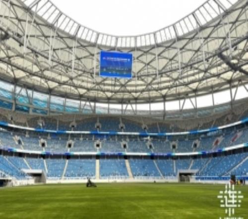 梭魚灣足球場正加緊草坪養(yǎng)護等工作，球員通道地毯換成藍色