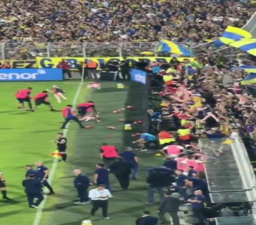 球迷向場(chǎng)內(nèi)扔充氣娃娃嘲諷紐維爾！羅薩里奧中央官方：已啟動(dòng)調(diào)查