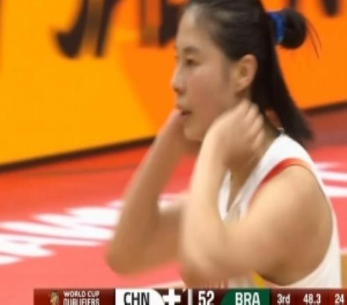 突破犀利！王思雨弧顶借掩护直接冲筐对抗上篮打成2+1