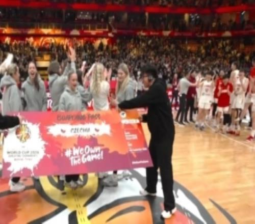 巴西输球捷克因胜负关系晋级球员赛后向中国女篮比心