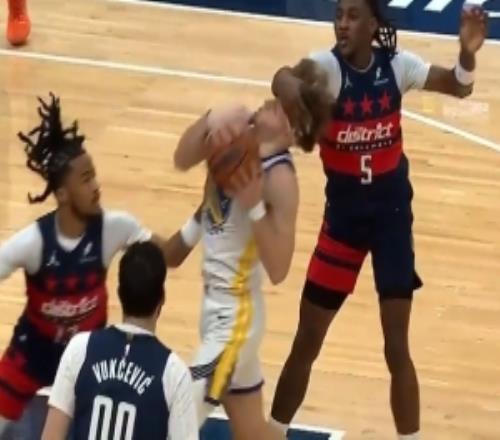 看著就疼！波杰突破被沃特金斯一巴掌結(jié)結(jié)實(shí)實(shí)拍到臉部后者吃T