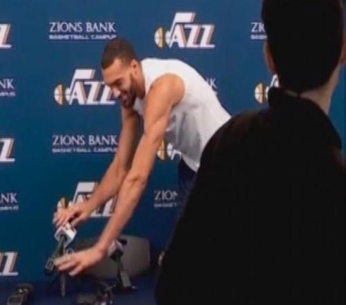 戈贝尔：摸话筒本意是向媒体表达支持当时不知道自己已感染新冠