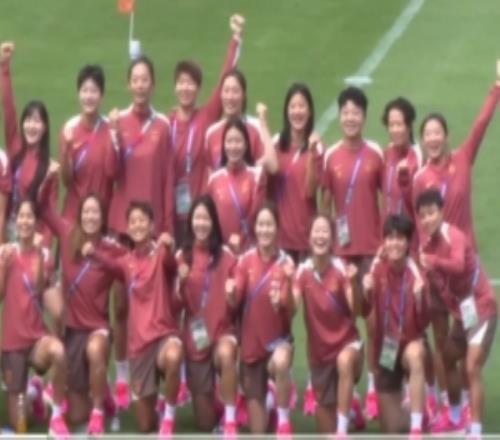 央視：中國(guó)女足賽前拍大合影，戰(zhàn)澳大利亞將在防守上做足準(zhǔn)備