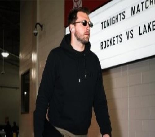 沖擊六連勝！湖人官推曬球員賽前入場(chǎng)照：打卡