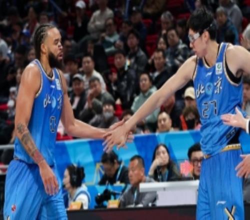 周琦：麦基和我的技术特点有些相似他打得越好我就能休息得越长