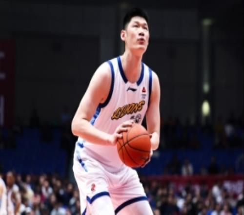 受伤离场！解说：胡金秋上赛季夺冠至今比赛连轴转始终在奔波