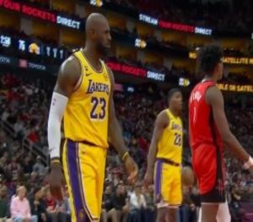 八村丟籃板詹姆斯拍掌憤怒飆臟話：RUI！我tm才不管你找什么借口