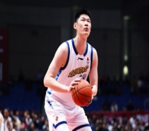 媒體人：胡金秋初步檢查結(jié)果是沒(méi)有傷到骨頭但還要再拍核磁