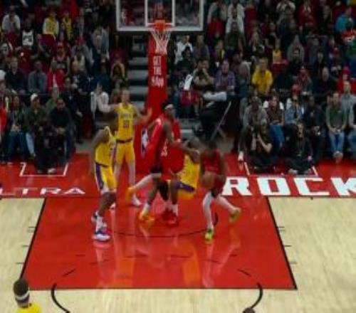 阿門搶籃板下落時直接給了詹姆斯一巴掌裁判沒有吹罰！