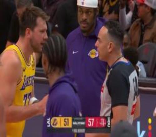 操碎了心！东契奇找裁判理论范德彪一路盯防+随时准备介入