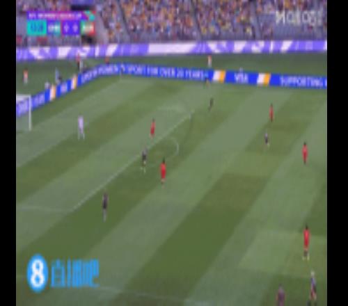 开场攻势频频！张琳艳前场抢断，乌日古木拉扛翻防守球员打门被挡