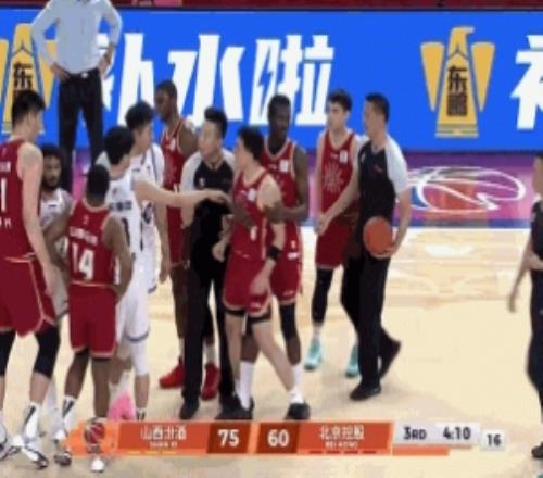 山西北控比赛双方发生冲突裁判经过回看裁定贾明儒和豪斯各自1T