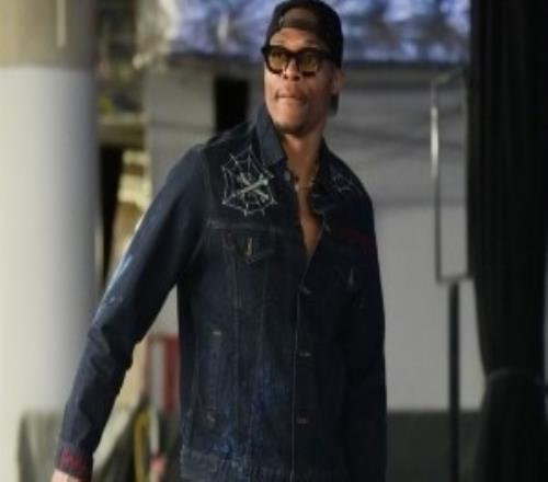 依旧是型男！威少晒近照并配文座右铭：WHYNOT?