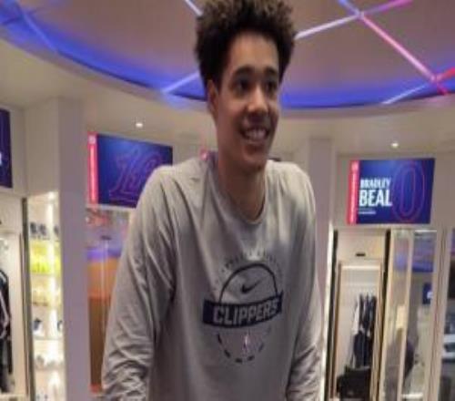 赛季报销仍心系球队！尼德豪泽脚撑膝关节滑板车来到球队更衣室