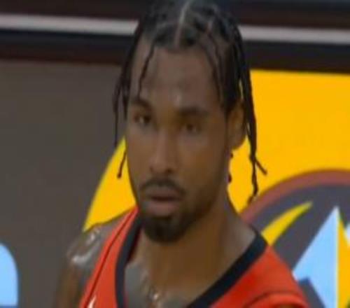 伊森最后時(shí)刻邊線猶豫發(fā)球被斷失誤后也未回防&在原地茫然發(fā)呆