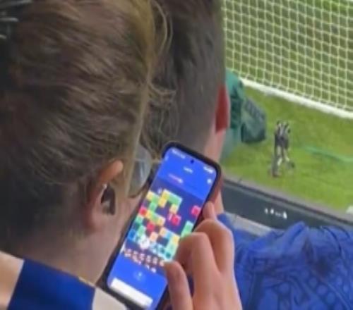 看不下去了主場慘敗巴黎，賽中一切爾西球迷直接掏出手機玩游戲