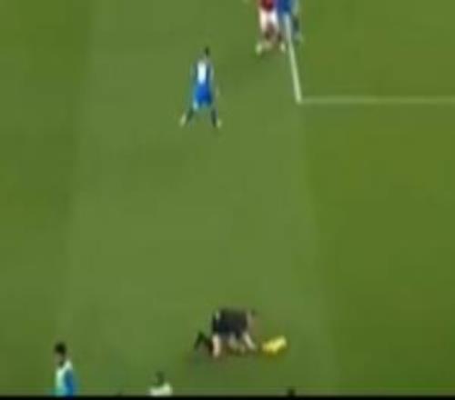 誰(shuí)干的邊裁跑動(dòng)時(shí)撞上在邊線熱身的藥廠替補(bǔ)，狼狽摔到場(chǎng)內(nèi)