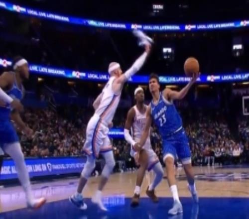 頂級(jí)鞋防！卡魯索鞋掉了&手拿著鞋蓋帽席爾瓦2分算還被吹T！