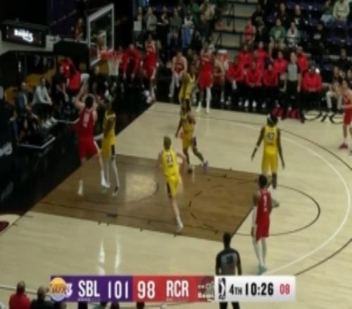 籃下強(qiáng)吃！楊瀚森低位背打轉(zhuǎn)身打板上籃一氣呵成