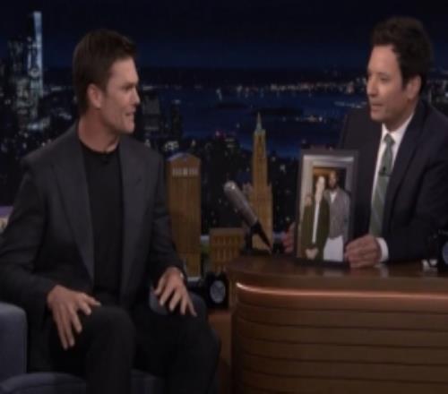 布雷迪：詹姆斯打橄榄球也能打23年我总是很敬佩他&他如此有风度