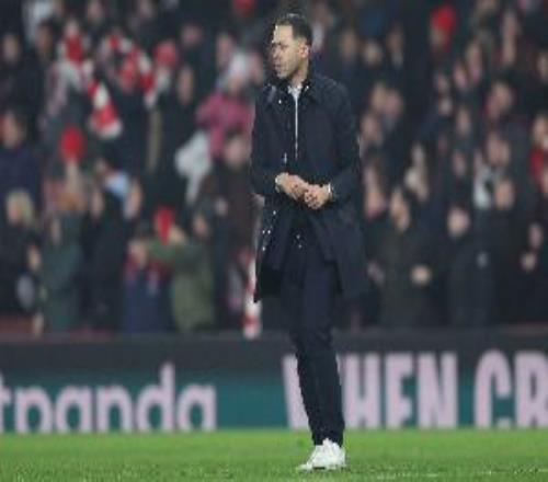 慘敗出局！切爾西球員都留下來謝場，但主帥羅塞尼爾直接離開