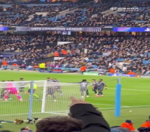 曼城球迷向維尼修斯高喊：“你的金球獎(jiǎng)在哪”