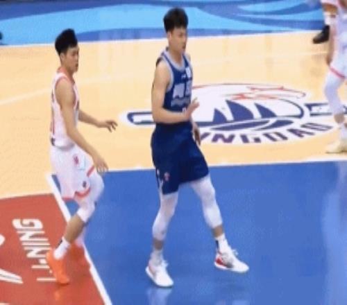 看起来很疼！王睿泽绕掩护时手腕被掰了一下捂着手腕被换下休息