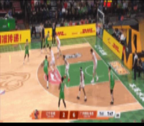 有点严！威金顿防守莫兰德被撞倒但裁判吹罚假摔给了前者技犯