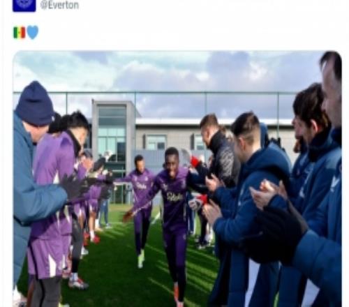 聲援塞內(nèi)加爾！埃弗頓官方社媒曬歡迎蓋耶、恩迪亞耶凱旋照片