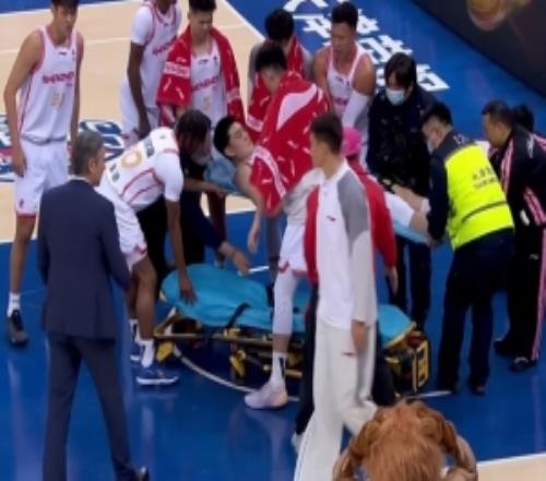 希望无大碍！冯熙瑞防守时空中对抗重摔在地随后被担架直接抬走