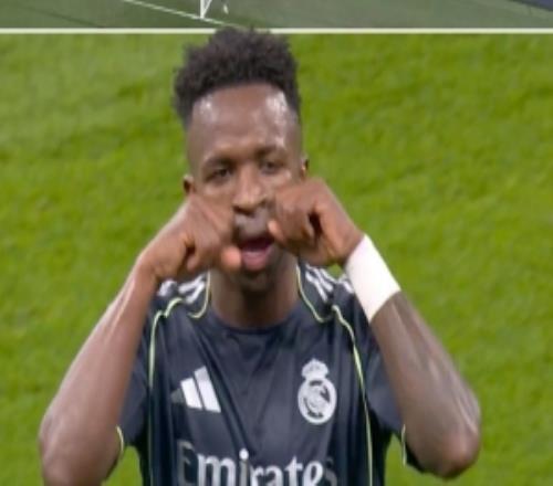 維尼修斯進(jìn)球后做出“讓你哭”慶祝動作，疑似回應(yīng)曼城上賽季TIFO