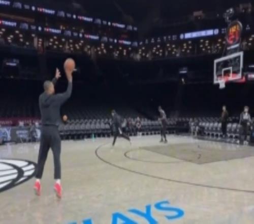 Logo比較大！利拉德昨日訓(xùn)練進(jìn)了200個(gè)Logo三分