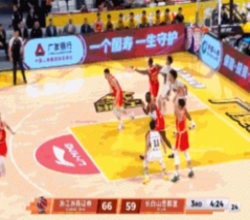 火药味！栾利程与塔克争抢篮板推搡冲突双方犯规无追加