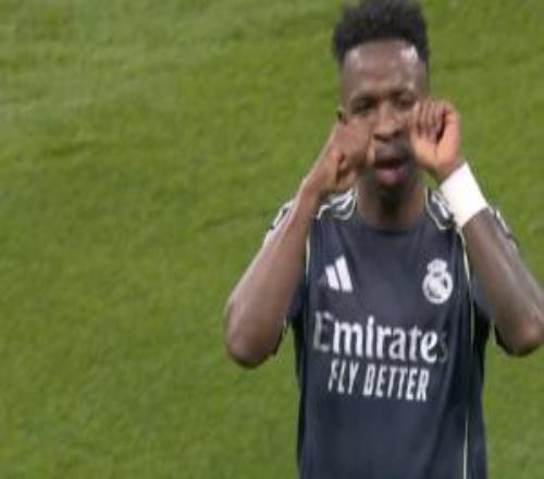 點射破門，維尼修斯做哭臉慶祝動作、和角旗桿擺pose