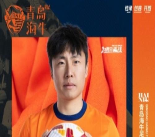 记者：青岛海牛本轮为郑龙举办退役仪式，他目前是一线队助教