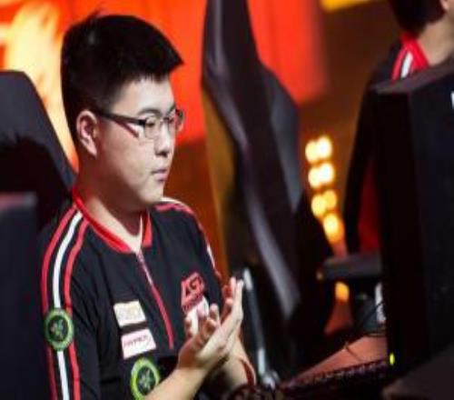 德州之夜網(wǎng)友控訴韋神欠債：玩石頭剪刀布一把最高10w，打牌欠了1000w！