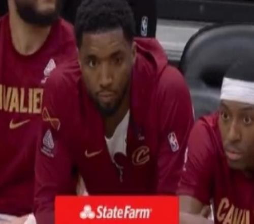 看著不太對(duì)勁！多諾萬(wàn)米切爾坐在場(chǎng)邊但左眼有些異樣