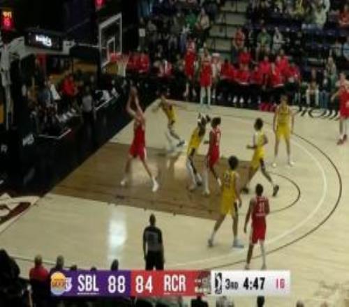 楊瀚森籃下卡位動(dòng)作再被抓進(jìn)攻犯規(guī)本場個(gè)人已6失誤4犯規(guī)