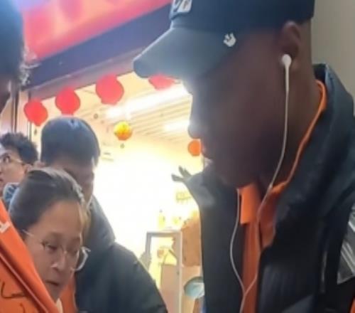 安心了！记者：此前滞留卡塔尔的海牛外援妻子，已顺利抵达中国