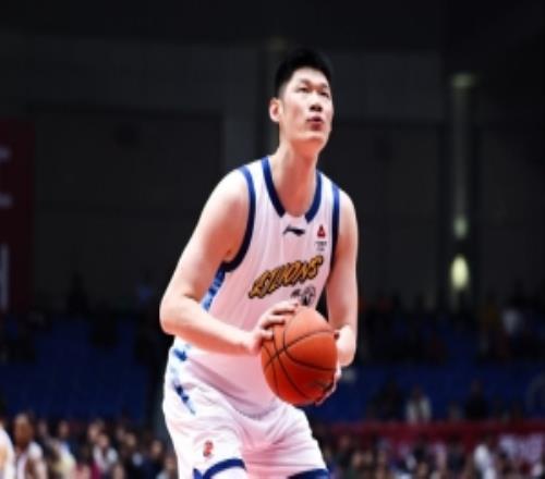 高效稳定！胡金秋半场5中4轻松拿下11分3篮板