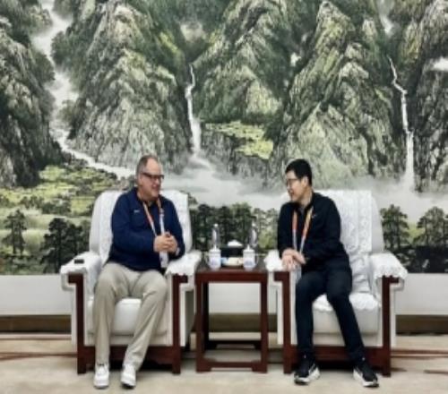 女篮世预赛期间中国篮协主席郭振明会见国际篮联裁判主管卡尔