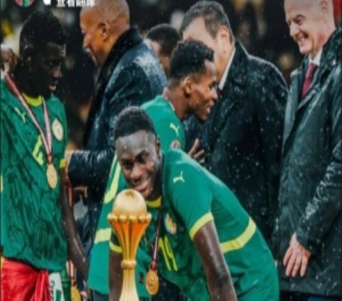 抗議！塞內(nèi)加爾后衛(wèi)尼亞卡特曬頒獎儀式照片：這不是AI，而是現(xiàn)實