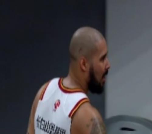 各种果冻上篮！摩尔半场8中7高效拿下19分3板5助