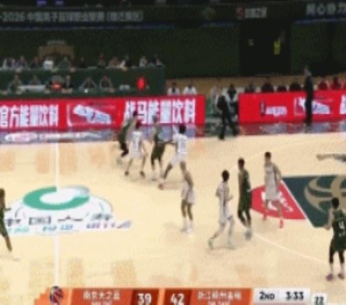 一飞冲天！郭昊文侧翼突击过掉防守起飞滑翔双手炸筐