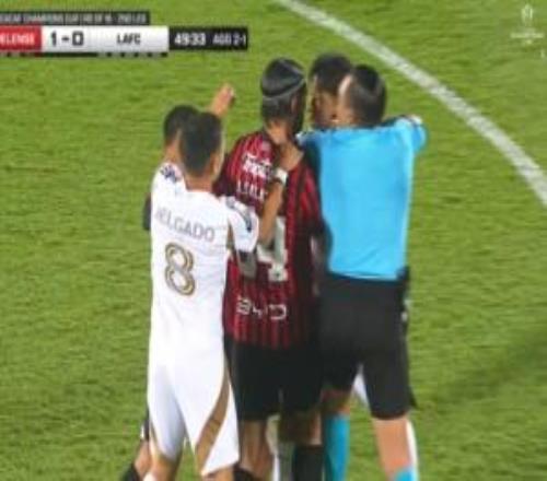 怒了！孙兴慜美冠杯遭对手凶狠滑铲，起身后非常不满！