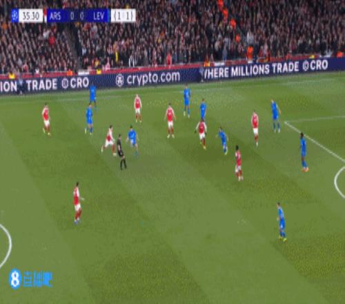 第36分鐘，阿森納中路連續(xù)頭球爭(zhēng)頂，特羅薩德向前做球，弧頂附近埃澤接球轉(zhuǎn)身直接爆射轟出超級(jí)世界波！阿森納1-0總比分2-1領(lǐng)先