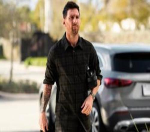 備戰(zhàn)明日比賽！梅西格子襯衫配短褲，德保羅帥氣依舊